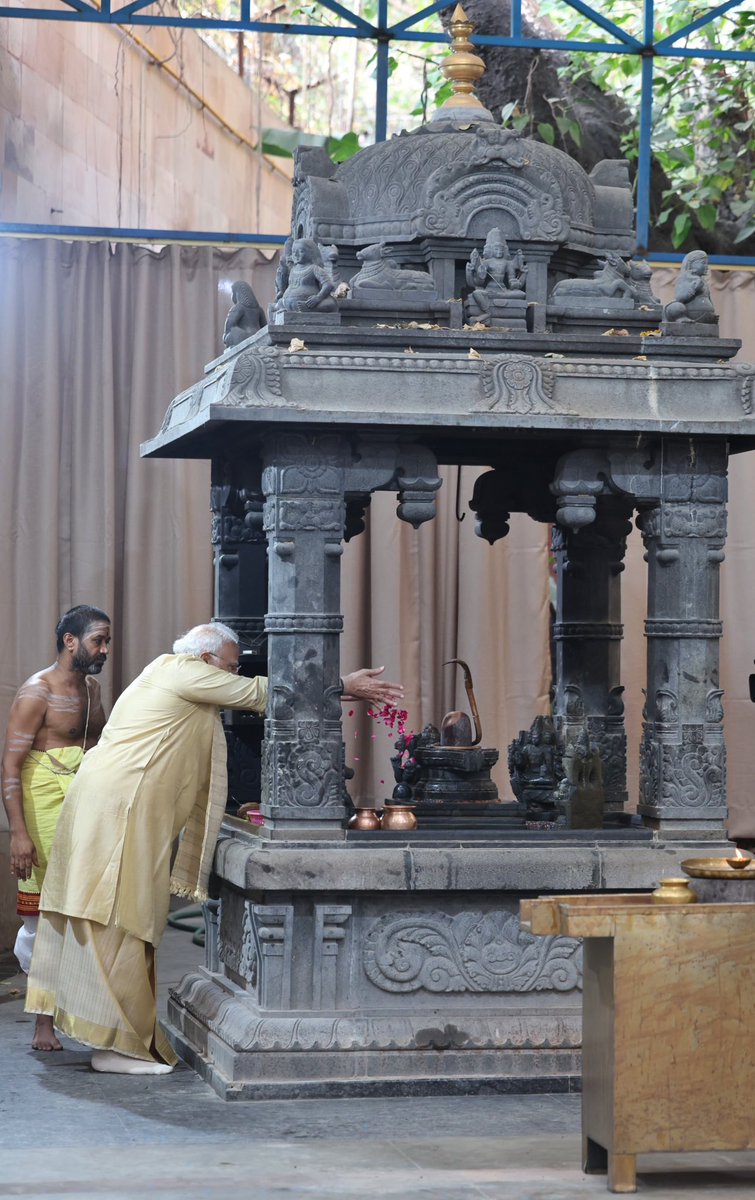 sambitswaraj's tweet photo. विनायक नमस्तेऽस्तु नमस्ते भक्तवत्सल।
भक्तप्रियाय शान्ताय महातेजस्विने नमः॥

माननीय प्रधानमंत्���ी श्री @narendramodi जी ने आज नई दिल्ली स्थित श्री विनायक मंदिर में दर्शन कर पूजा-अर्चना किया। https://t.co/GbRpdD9Bei