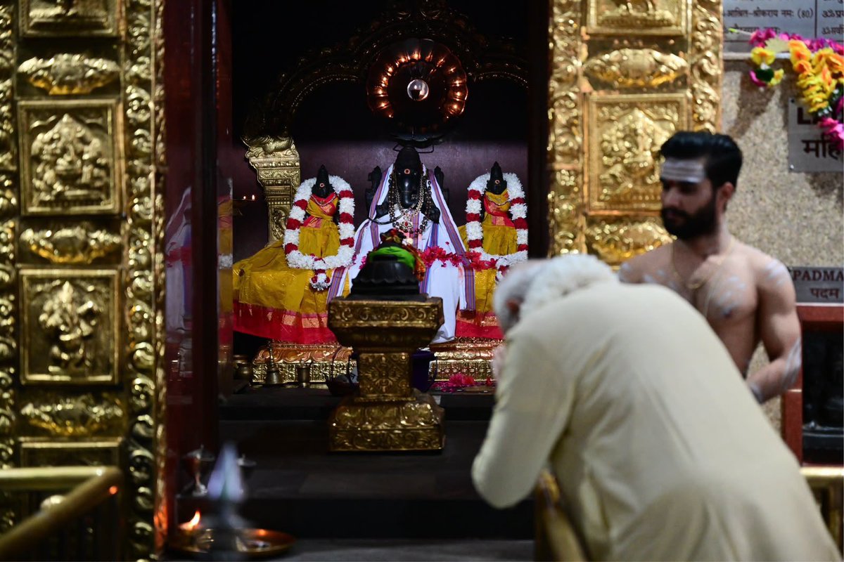 sambitswaraj's tweet photo. विनायक नमस्तेऽस्तु नमस्ते भक्तवत्सल।
भक्तप्रियाय शान्ताय महातेजस्विने नमः॥

माननीय प्रधानमंत्���ी श्री @narendramodi जी ने आज नई दिल्ली स्थित श्री विनायक मंदिर में दर्शन कर पूजा-अर्चना किया। https://t.co/GbRpdD9Bei