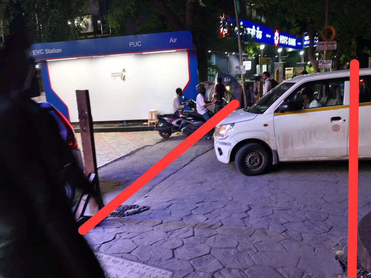 vmpworld's tweet photo. @mybmc why can't @mybmcWardS issue a Notice to this establishment for encroaching #Foothpath & inconveniencing the Citizens
Now two queue of #Rickshaws making citizens to step onto the main road risking themselves in traffic
@AshwiniBhide
@CMD__HPCL
@HPCL
@HPCL_Mumbai https://t.co/juO16gTOw1