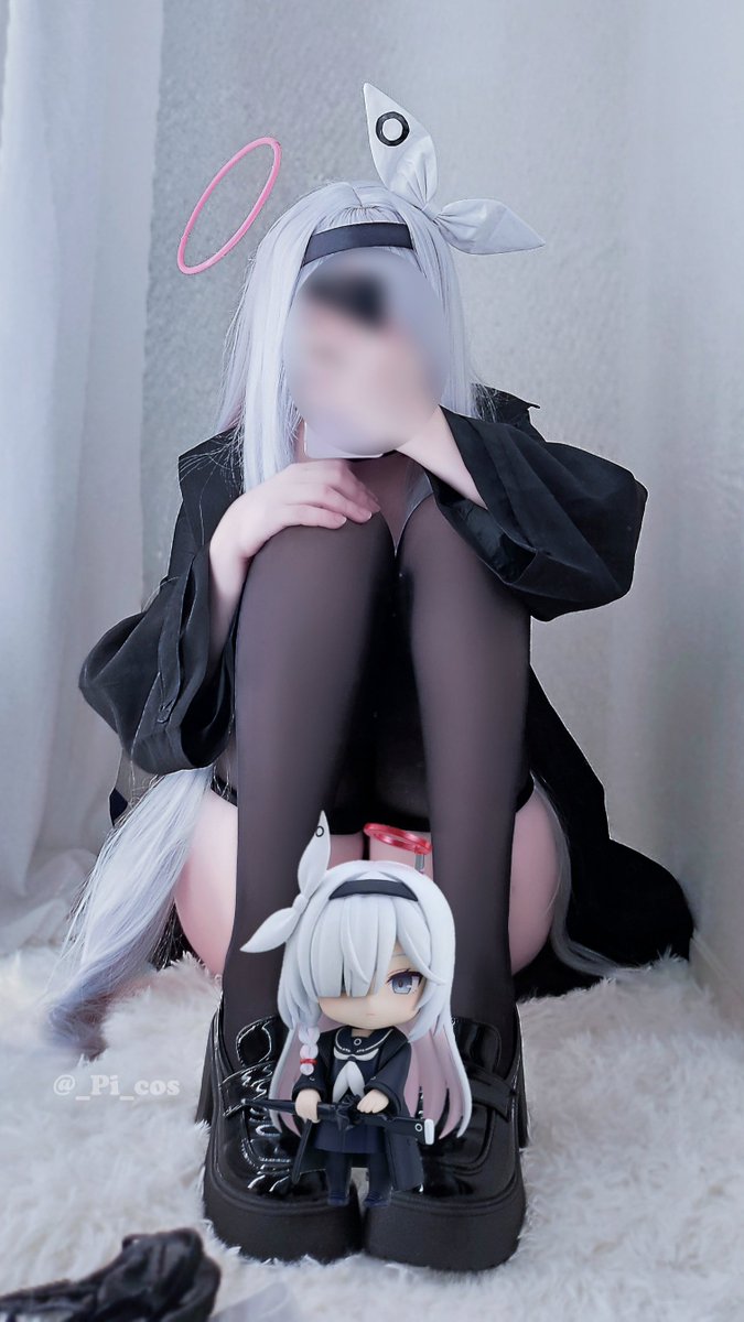 プラナ(ブルーアーカイブ)のコスプレ|黒タイツで座るポーズ