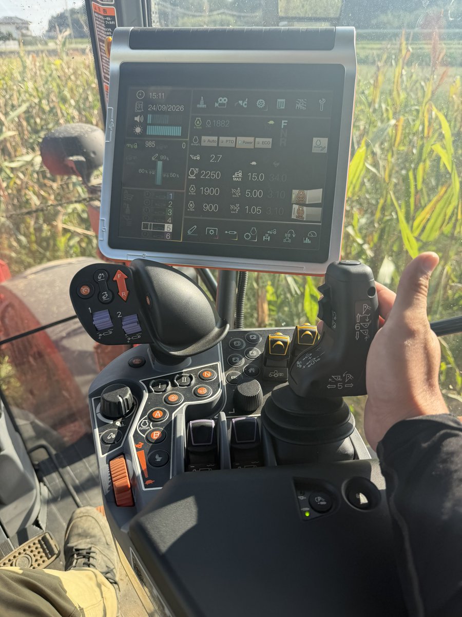 9999Maomao's tweet photo. M7 174 オートステアレディを搭載してないモデルだけど1型と比べれたら格段に操作が良くなったと感じる。油圧2系統がスティックタイプだからフロント作業機の上げ下げも間違うことない。馬力があるからなのかパワーダウンすることもなく刈り取りも行なえる。1番気に入っているのはクボタ純正色がかっこいいってこと✨️