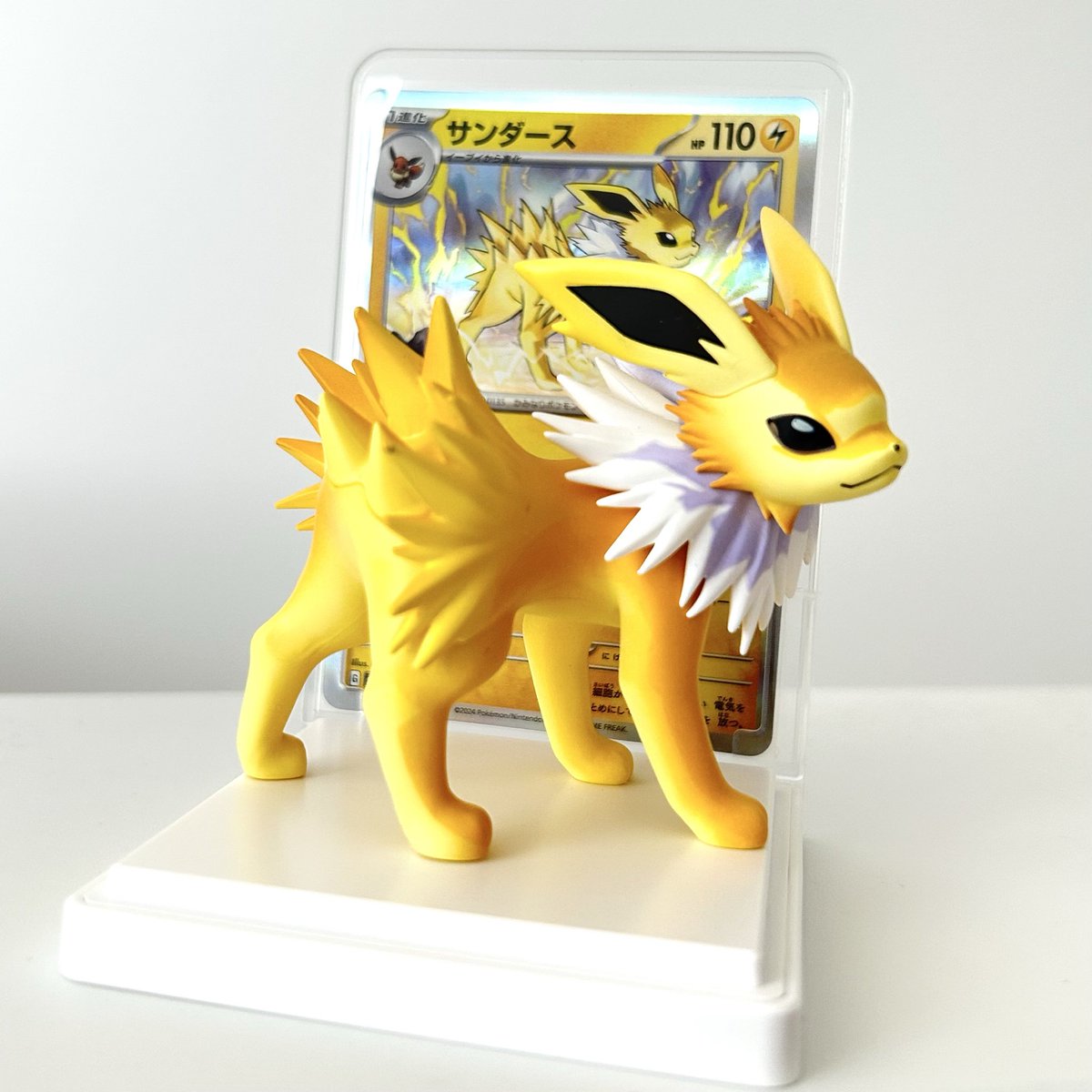 NisotaNiso's tweet photo. ポケモンカードゲームカードイラストフィギュアコレクションの第三弾で、サンダースのイラストを使っていただきました。第一弾のベトベターに続きサンダースまで立体化していただけるなんて…！ https://t.co/2A30RI6bIC