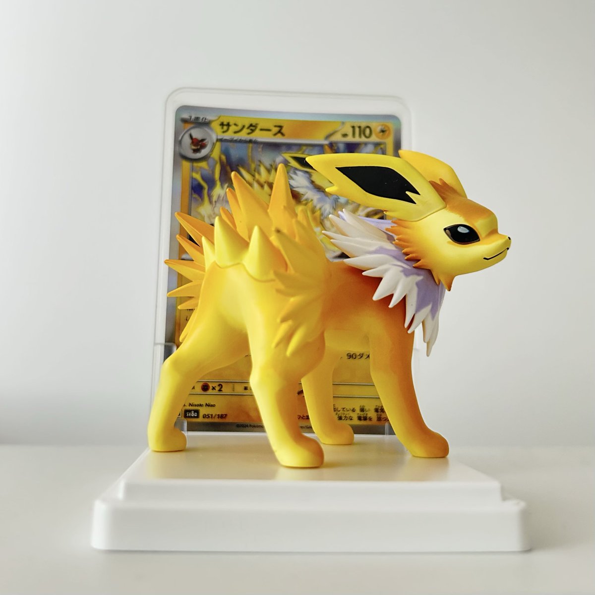 NisotaNiso's tweet photo. ポケモンカードゲームカードイラストフィギュアコレクションの第三弾で、サンダースのイラストを使っていただきました。第一弾のベトベターに続きサンダースまで立体化していただけるなんて…！ https://t.co/2A30RI6bIC