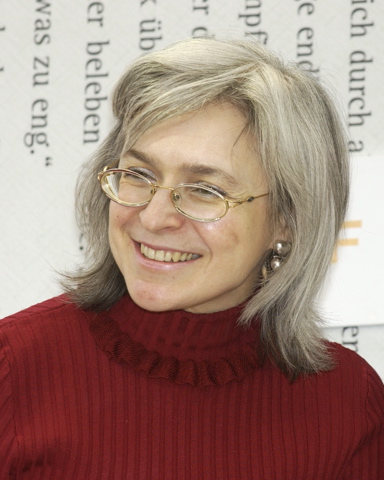 mathmolo's tweet photo. 🇷🇺El 7 de octubre se recuerda el asesinato de la periodista Anna Politkóvskaya por órdenes de Vladimir Putin. Politkóvskaya murió acribillada en el ascensor de su edificio en Moscú, debido a su oposición a la guerra ruso-chechena y a las políticas del dictador ruso. https://t.co/WJ4RSxPzUa