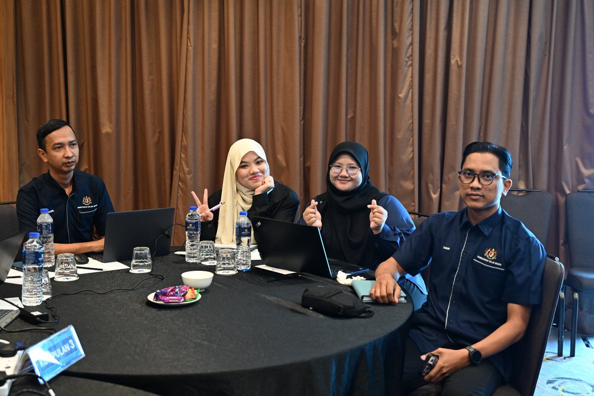 jppm_my's tweet photo. 7 Oktober | YBhg. Dato’ Mohd Zulfikar bin Ahmad, Ketua Pengarah JPPM merasmikan bengkel pelan tindakan pendigitalan JPPM 2026–2030 di Hotel Zenith Putrajaya, ke arah penyampaian perkhidmatan yang lebih cekap dan responsif.
#JPPM #ROS #MalaysiaMADANI https://t.co/NxGlKfgyKt