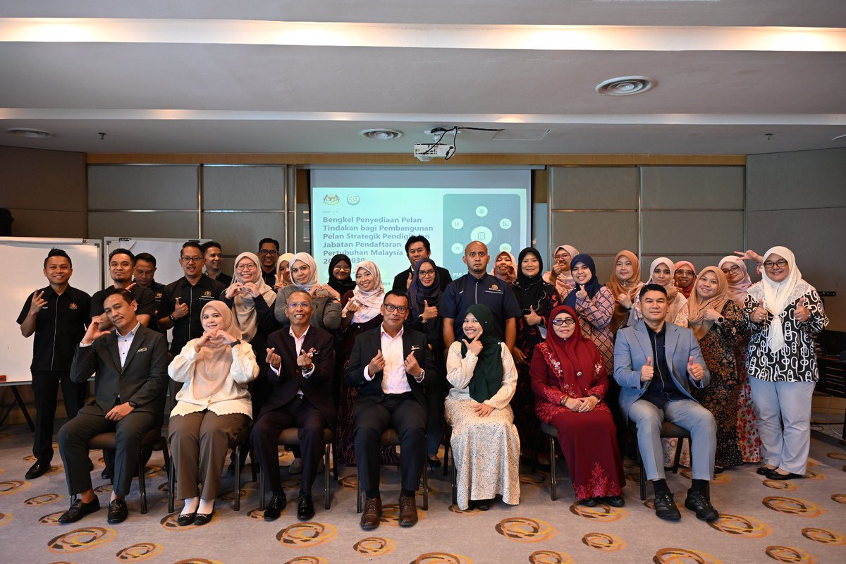 jppm_my's tweet photo. 7 Oktober | YBhg. Dato’ Mohd Zulfikar bin Ahmad, Ketua Pengarah JPPM merasmikan bengkel pelan tindakan pendigitalan JPPM 2026–2030 di Hotel Zenith Putrajaya, ke arah penyampaian perkhidmatan yang lebih cekap dan responsif.
#JPPM #ROS #MalaysiaMADANI https://t.co/NxGlKfgyKt