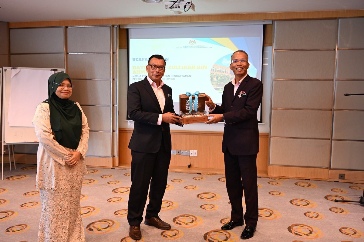 jppm_my's tweet photo. 7 Oktober | YBhg. Dato’ Mohd Zulfikar bin Ahmad, Ketua Pengarah JPPM merasmikan bengkel pelan tindakan pendigitalan JPPM 2026–2030 di Hotel Zenith Putrajaya, ke arah penyampaian perkhidmatan yang lebih cekap dan responsif.
#JPPM #ROS #MalaysiaMADANI https://t.co/NxGlKfgyKt