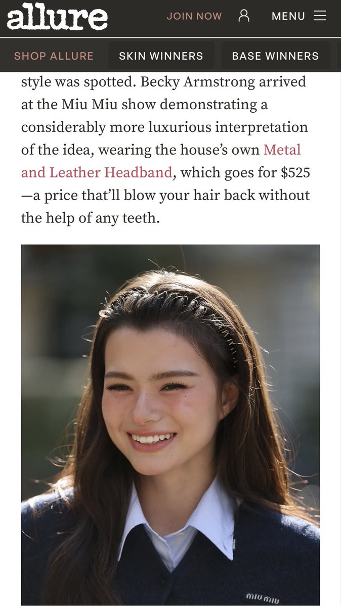 becky_data's tweet photo. Becky Armstrong arrived at the Miu Miu show demonstrating a considerably more luxurious interpretation of the idea, wearing the house’s own Metal and Leather Headband, which goes for $525.

—Allure Magazine

🔗 https://t.co/XgiX5QPWME

#MiuMiuPFWxBecky #MiuMiuSS27
#beckysangels #BeckyArmstrong #MiuMiuSS27xBecky
