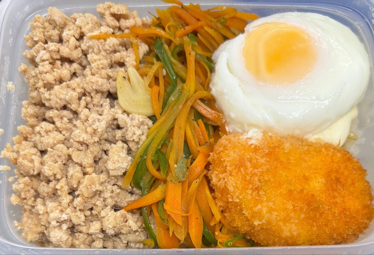 3kan_prince's tweet photo. お昼休み〜
今日のお弁当は そぼろ 目玉焼き にんじんピーマンのガーリック炒め エビ寄せフライ も乗っているよ(*´▽｀*)
地面ガタガタのとこでフォーク乗ったから疲れたね
午後も乗るけど事故らないように気をつけよう( ˙꒳​˙  ) https://t.co/xrJw2oRnsR