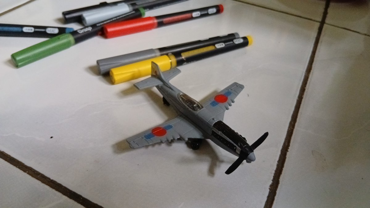 M1K4H72's tweet photo. I was bored, didn't know what to do, and hadn't bought any more model kits. So I repainted a model plane I found in a storage box. It was originally a Matchbox SB-73 (modified P-51 Mustang), but I colored it and added the Hinomaru emblem. #Alternatehistory #P51Mustang #Diecast https://t.co/9oOjB0NFq0