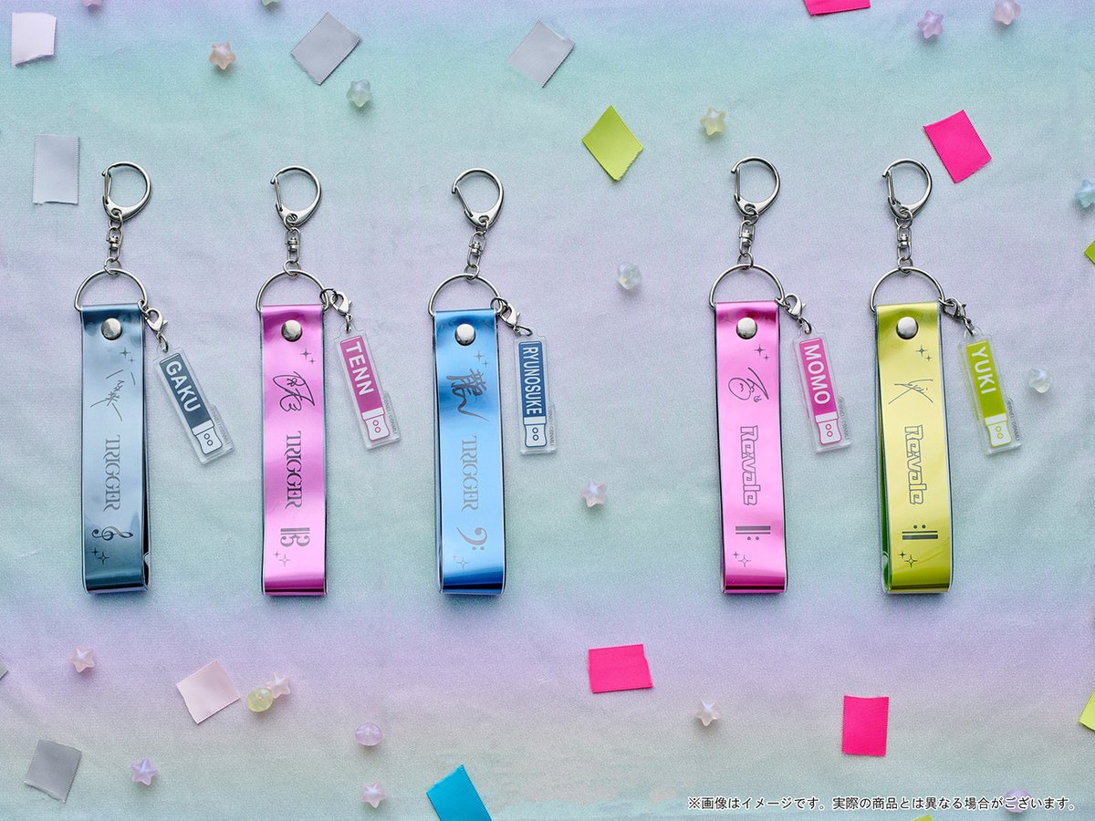 iD7_ev_goods's tweet photo. 【AGF2026商品紹介】
[レインボーシティ オープニングフェスティバル]
「銀テープ風キーホルダー（全16種）」

ステージの最高の瞬間をリアルに感じられる「銀テープ風キーホルダー」が登場！
サインやグループロゴが映えるメタリックなリボンに、名前入りのペンライト風チャームがセットになっています！

#アイナナ #AGF2026