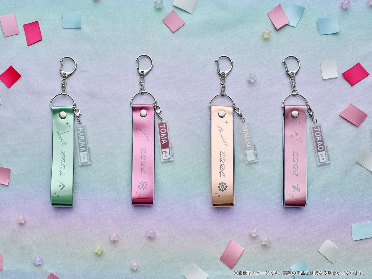 iD7_ev_goods's tweet photo. 【AGF2026商品紹介】
[レインボーシティ オープニングフェスティバル]
「銀テープ風キーホルダー（全16種）」

ステージの最高の瞬間をリアルに感じられる「銀テープ風キーホルダー」が登場！
サインやグループロゴが映えるメタリックなリボンに、名前入りのペンライト風チャームがセットになっています！

#アイナナ #AGF2026