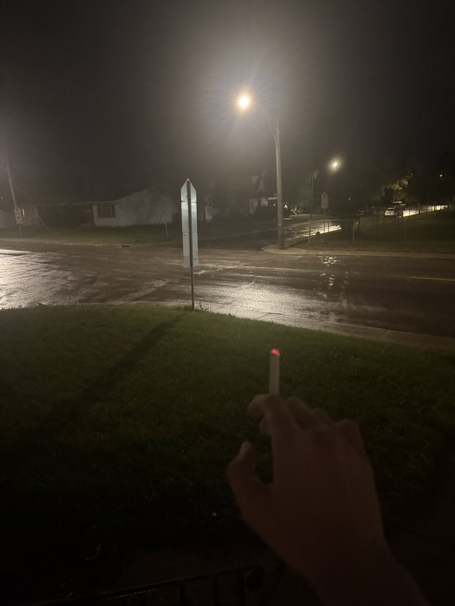 Karmitesluo's tweet photo. 这雨天就是得吸一口 https://t.co/Yohv5OlvVo