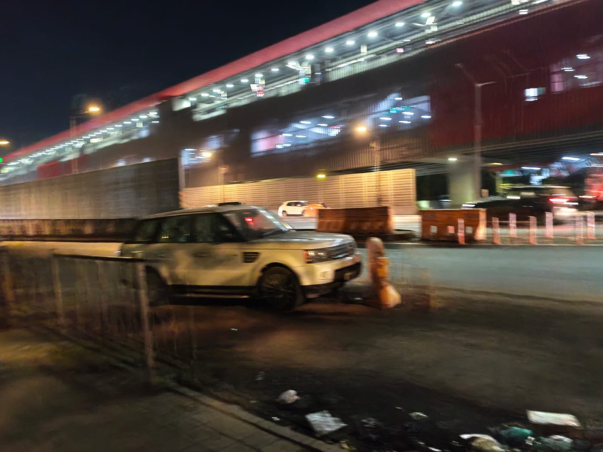 vmpworld's tweet photo. @MTPHereToHelp @mybmcWardRC
This vehicle faces wrong side of WEH road if it is an accident evidence take the picture & remove it for safety of road User
Opposite side of National Park Metro station
Leading to #SGNP #Borivali https://t.co/DsylgYqfpb