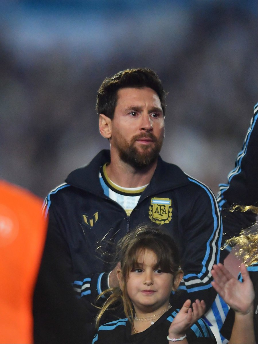 FabrizioRomano's tweet photo. 🇦🇷 Lionel Scaloni: “We will now build with new talents, new young players, we will look at new ways… but I have never seen such aura like Lionel Messi has”.

“We will start a new chapter, but what Leo trasmits, that’s impossible to replace”. https://t.co/BspSsnwymb