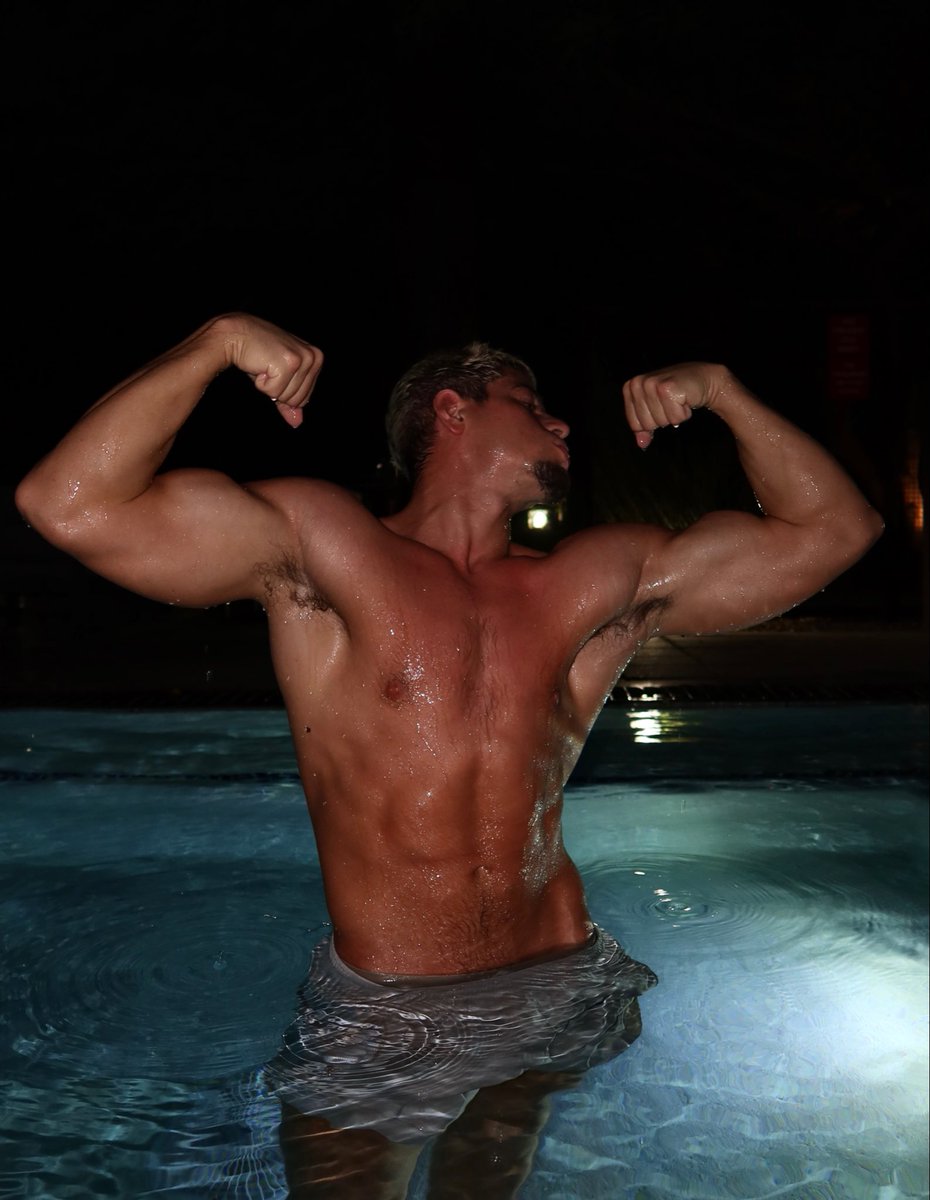 notmikethomasx's tweet photo. Hot &amp; sweaty💧 https://t.co/2RW0FoAkVA