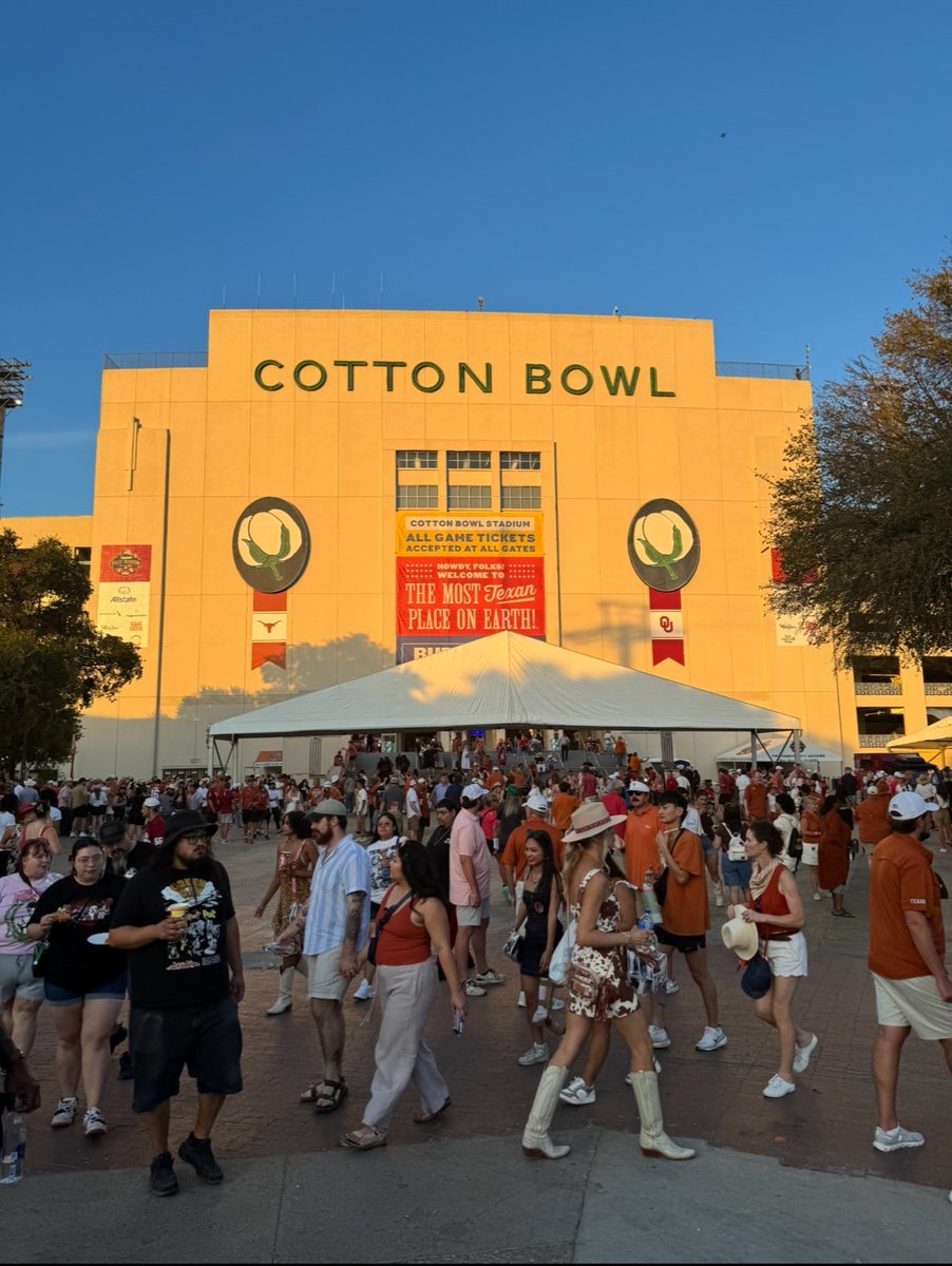BaylorPride's tweet photo. Two unedited photos of the Cotton Bowl I took on the same October day in 2025. Lighting can account for a lot. #BigTex #StateFairofTX https://t.co/onyLBjPnwX
