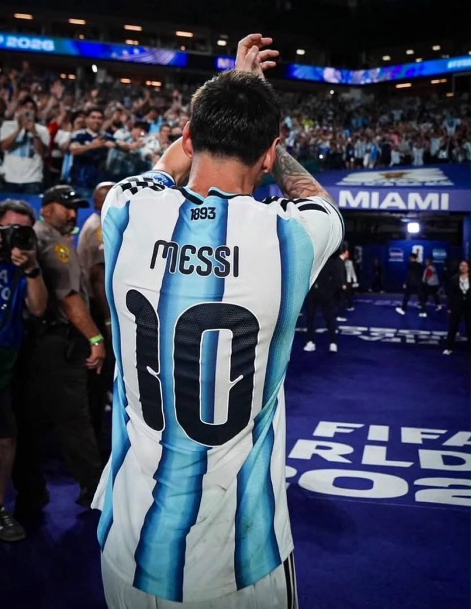 MessiLeoBrasil_'s tweet photo. 🎙️🇫🇷 Thierry Henry sobre a despedida de Lionel Messi:

"Você simplesmente não consegue roteirizar isso de forma melhor. Seu jogo final pela Argentina, eles vencem por 3-0, Messi marca um e dá duas assistências. Ele está diretamente envolvido em todos os três gols. E então você se lembra, este também é o jogo final de Otamendi pela Argentina, e Messi é quem dá a assistência para o gol dele. É quase como se tudo tivesse sido escrito para ele.

Mas, honestamente, não foi só o futebol que me tocou. Eu assisti à cerimônia, o jeito como os jogadores, os torcedores e o país inteiro celebraram Messi, eu me senti emocionado. Dá para ver o quanto de amor existe entre ele e a Argentina.

Hoje noite foi lindo. É difícil de descrever. Depois de tudo o que ele deu pra Argentina, ele merece cada homenagem do mundo."