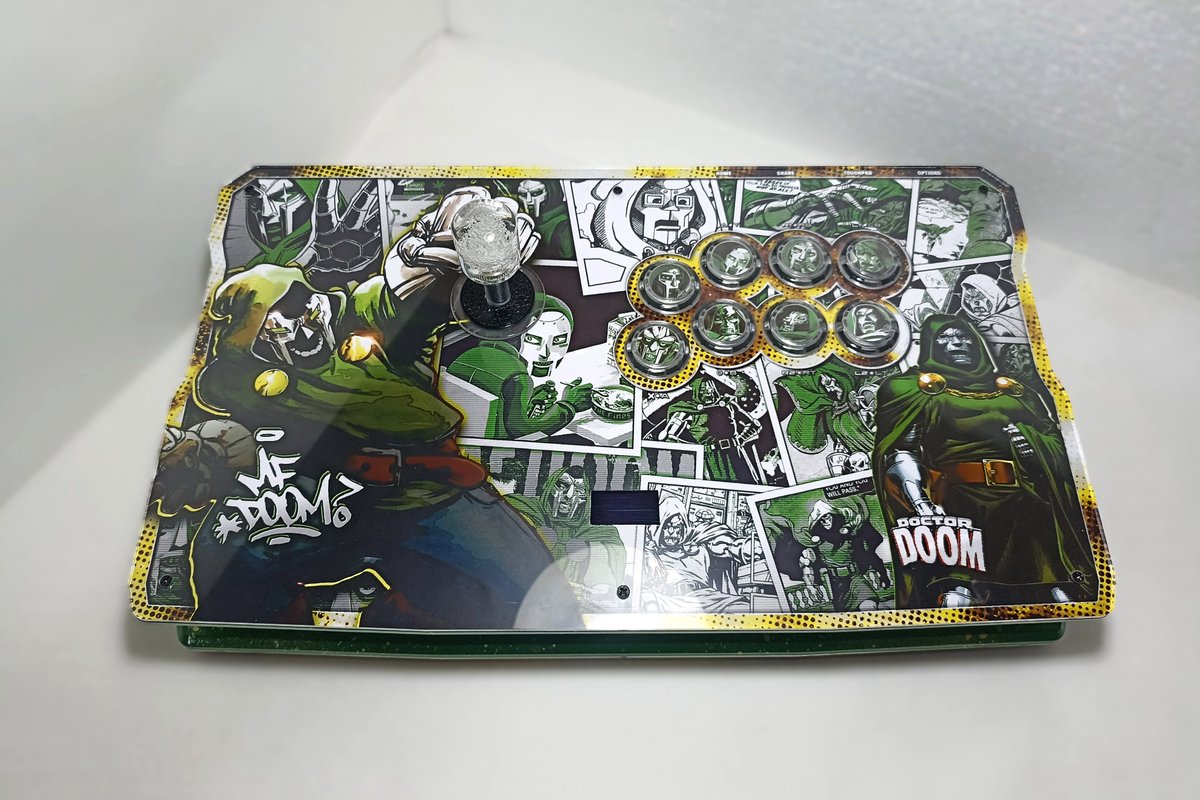 LukasFstkArts's tweet photo. 🎤MF DOOM x Dr.Doom💥

Today I’d like to share this commissioned fightstick.

Collage style art | Sanwa joystick | Clear Qanba Gravity KS | GP2040 PCB | Custom sleeved PCB wiring &amp; Custom RGB

Commissions open

#Fightstickart #customfightstick #MFDOOM #DrDoom #GP2040 https://t.co/IAtdcpcSao