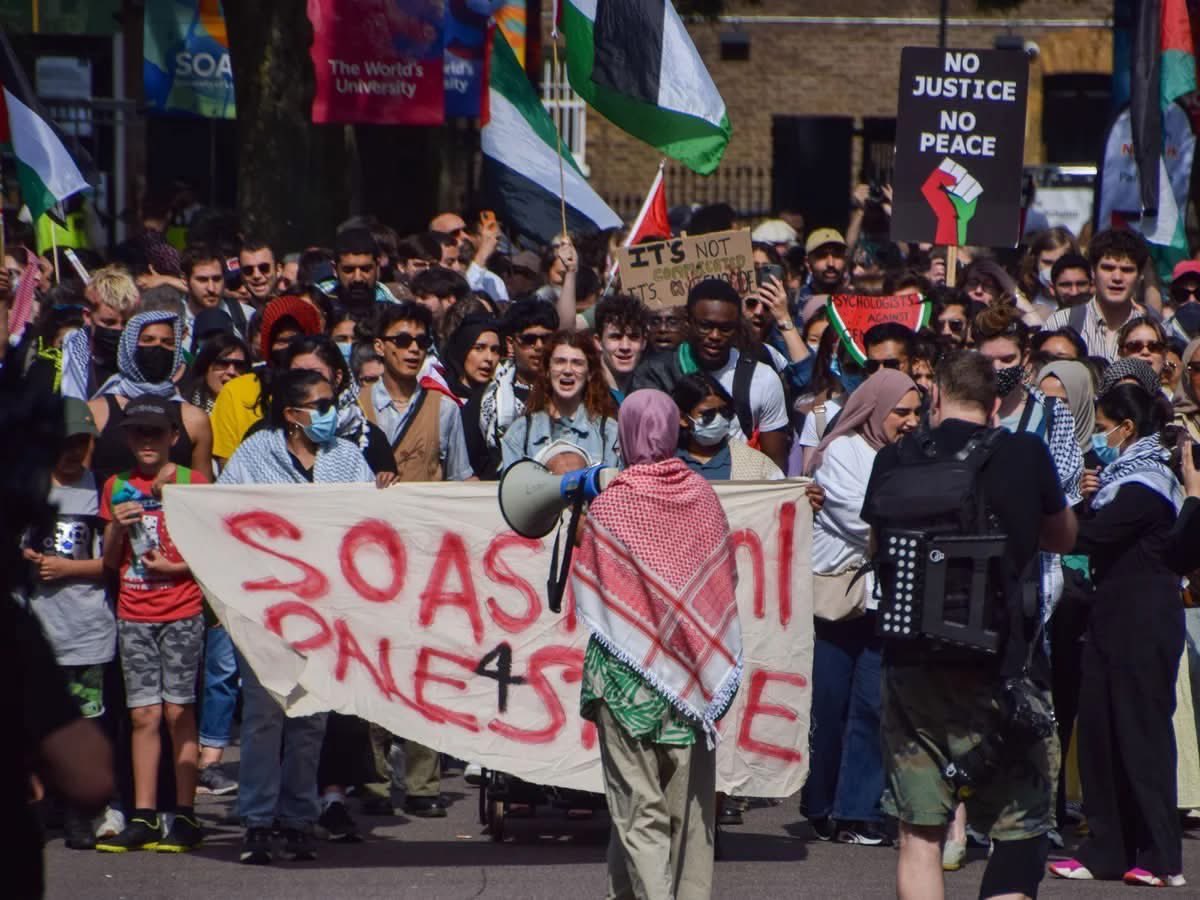ninabecks1's tweet photo. ❤️
Massimo Panetta

NON DOVREBBE ESSERE IL QUESTORE A DOVERLO VIETARE. DOVREBBE BASTARE IL BUONSENSO.

Proviamo per un momento a cambiare scenario.

Immaginate che a Napoli, Torino e Bologna alcuni collettivi universitari organizzassero manifestazioni per festeggiare la strage di Bologna del 2 agosto 1980.

Non per discuterne.
Non per studiarne la storia.
Non per contestare una ricostruzione giudiziaria.

Ma proprio per celebrarla.

Con slogan, musica, bandiere e messaggi di esaltazione dell’attentato.

La strage di Bologna provocò 85 morti e circa 200 feriti. È una delle pagine più drammatiche della storia italiana.

Ecco: qualcuno avrebbe davvero bisogno di spiegare perché una simile celebrazione sarebbe moralmente inaccettabile?

Perché allora, quando si parla del 7 ottobre 2023, improvvisamente sembra diventare tutto più complicato?

L’Unione Europea ha definito gli attacchi del 7 ottobre attacchi terroristici, condannando gli attacchi indiscriminati di Hamas; successivamente ha sanzionato anche unità di Hamas e della Jihad islamica palestinese per responsabilità negli attacchi.

Si può discutere di Israele.
Si può criticare il governo israeliano.
Si può discutere della guerra, di Gaza, delle responsabilità politiche e delle sofferenze dei civili palestinesi.

Ma celebrare deliberatamente il massacro di civili del 7 ottobre è un’altra cosa.

E il punto non dovrebbe essere soltanto:

“Il Questore può vietarlo?”

La domanda dovrebbe essere molto più semplice:

“Come siamo arrivati al punto che qualcuno debba ricordarci che festeggiare una strage terroristica è moralmente inaccettabile?”

Il problema non è la libertà di manifestare.

Il problema è quando la libertà viene trasformata nella celebrazione della morte di innocenti.