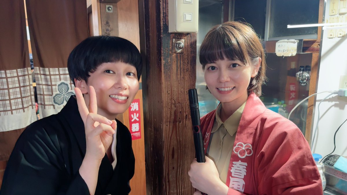 ASAHI_YOSHIWARA's tweet photo. 口上後、主任の出番を待つ春風亭一花師匠と♩

一花姉さんには笛のこともいろいろ教えていただきました！
とても尊敬する姉さんです。

本日も末廣亭のお披露目交互出演日です！
お待ちしております🙌✨ https://t.co/FknWIabrh4