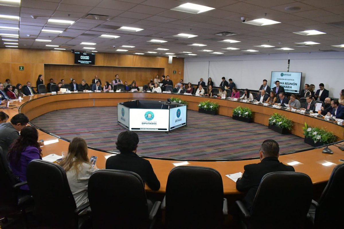 julioc_moreno's tweet photo. En la Séptima Reunión Ordinaria de la Comisión de Justicia seguimos construyendo acuerdos y dando resultados en temas fundamentales para fortalecer el acceso a la justicia y la protección de los derechos.

Aprobamos reformas al Código Nacional de Procedimientos Civiles y Familiares para avanzar hacia procesos más ágiles y accesibles; incorporamos el reclutamiento criminal a la legislación en materia de trata de personas y fortalecimos la capacitación con perspectiva de género en la Fiscalía General de la República.

También aprobamos el Programa Anual de Trabajo para el tercer año legislativo y la opinión sobre el Presupuesto de Egresos 2027.

Al frente de la Comisión de Justicia, mantenemos una agenda de trabajo basada en el diálogo, los consensos y la responsabilidad, porque legislar también significa escuchar y encontrar soluciones a las necesidades de la gente.

#JCM
