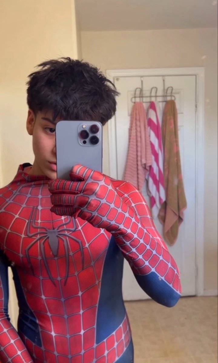 anthonysvault's tweet photo. need a costume asap https://t.co/hpK7Pt1wSB