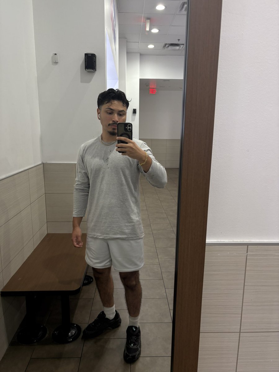 realrobinc tweet picture