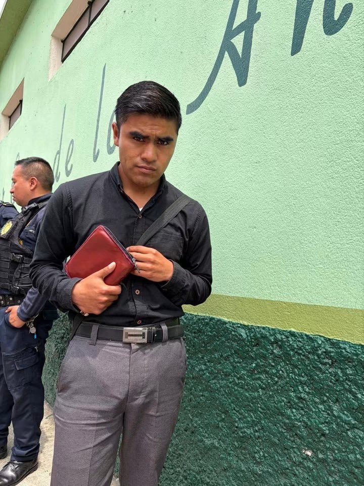 fiaheisenberg's tweet photo. Ya identificado y denunciado el “predicador” que aventó a un señor de 84 años que le pidió permiso para pasar. 

Tremendo infeliz, ojalá lo claven. Si Ud lo ve por San Lucas, haga patria y somátelo, aquí nos organizamos para sacarlo del bote si es que lo agarran. https://t.co/wVscBeEtF9