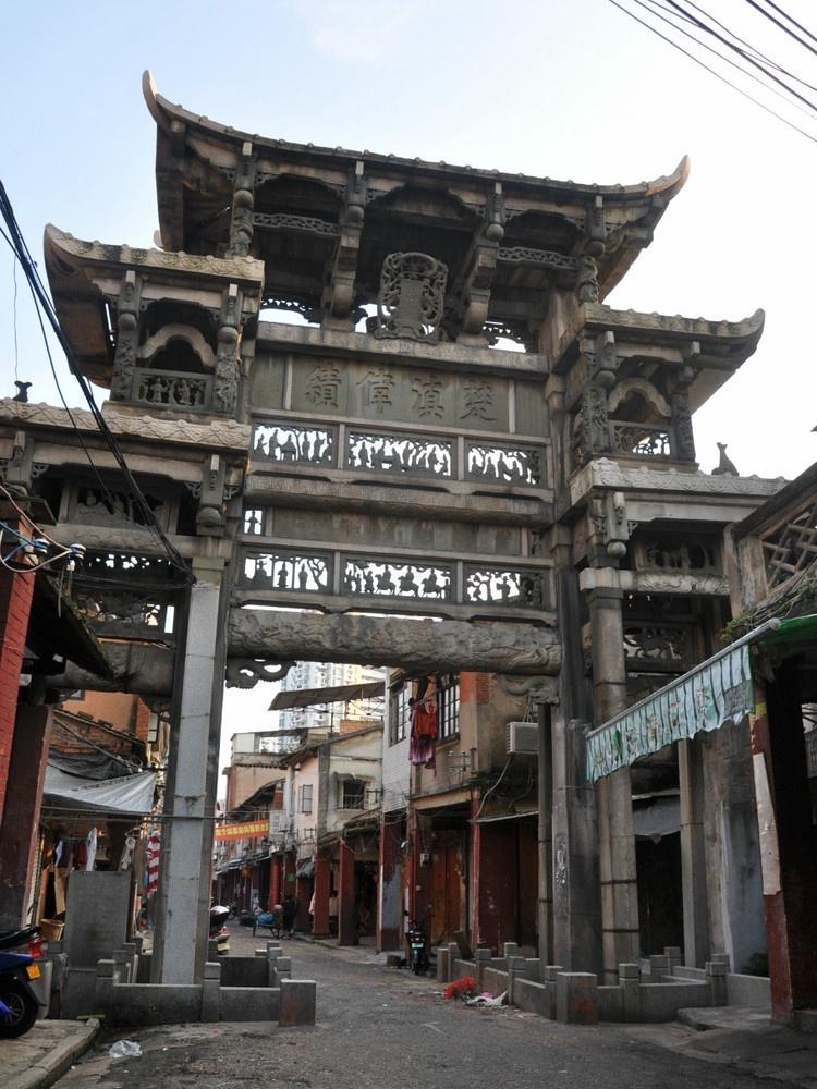 real_loret__d88's tweet photo. “Strolling through the old street, the sweet osmanthus fragrance mixes with the fresh mint from Xianya Alley and the bustling atmosphere of the old Shaanxi town—what a lovely small moment!”， https://t.co/c9nQV2LWoP