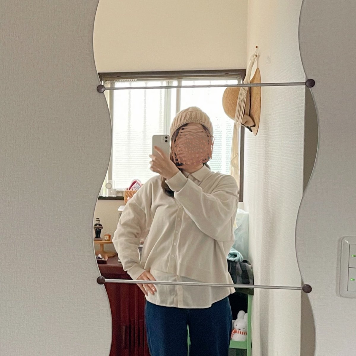yuzukaO_o's tweet photo. 帽子ひとつめ編めた！
（amuhibiさんの1冊目の本　https://t.co/lbf4rfiXA5）

毛糸単体だと結構こってりした色に見えるけど、身に付けるアイテムとしてはほどよいオフホワイトって感じで良い☺️

ちょっと小さくなっちゃったので、ゴム編みをあとからちょっとだけ編み足した https://t.co/Hao4VJhO5I
