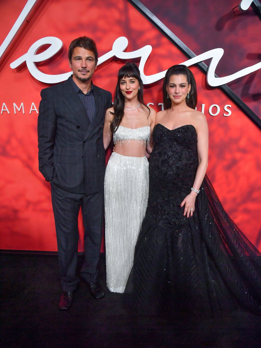 annehathawaybr's tweet photo. Anne Hathaway, Josh Hartnett e Dakota Johnson hoje na premiere de "Verity". https://t.co/UCdDiQja1c