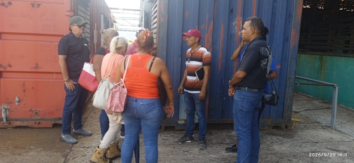 Jdguilarte's tweet photo. Realizamos el chequeo de la vivienda donde visitamos el avance de los contenedores que nos dará para el municipio 4 viviendas a pesar de las adversidades con los recursos, se avanza para su finalización y entrega. 
#PCCMoaTrabajaYEnaltece 
#EnMoaPodemos https://t.co/XSI5EKmAzF