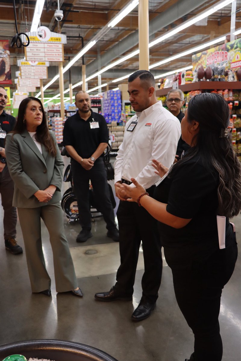 RepLuzRivas's tweet photo. Grocery stores like Superior Grocers in Pacoima are a vital part of our community.
 
I spoke with the workers, many of whom have been working at Superior for decades.
 
In Congress, I will continue working with my colleagues to lower the cost of groceries, while supporting the local grocers that serve our communities.