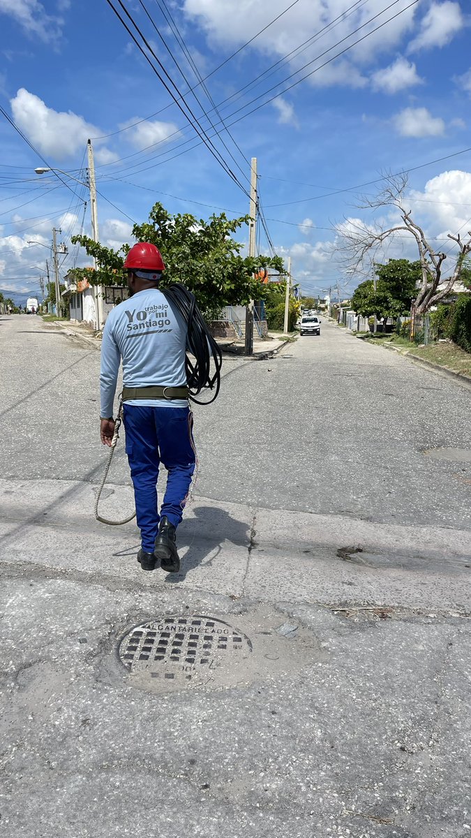 MiguelH14122697's tweet photo. Conectar amigos, escuchar el tono de su teléfono, siempre será la prioridad para ellos, que con su quehacer diario dan valor a nuestra organización 
Comunicadores por excelencia, y desde #SantiagodeCuba le permiten estar más cerca de los suyos
@arleenamalia @Ricardo98930414 https://t.co/kFGLuEhk8F