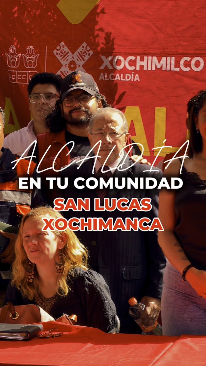 A group of people pose in front of a "Xochimilco Alcaldía" banner, with overlaid text reading "Alcaldía en tu comunidad San Lucas Xochimanca."