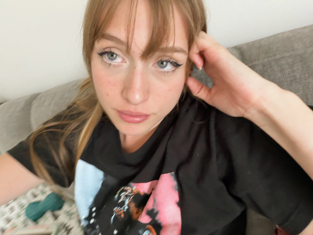Lagoona4real's tweet photo. Had a lazy rainy day today 🍃🌧️ #weedtwt https://t.co/4FBhcehIJn