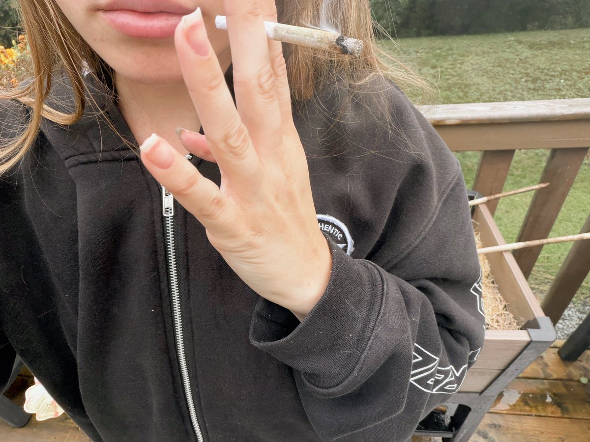 Lagoona4real's tweet photo. Had a lazy rainy day today 🍃🌧️ #weedtwt https://t.co/4FBhcehIJn