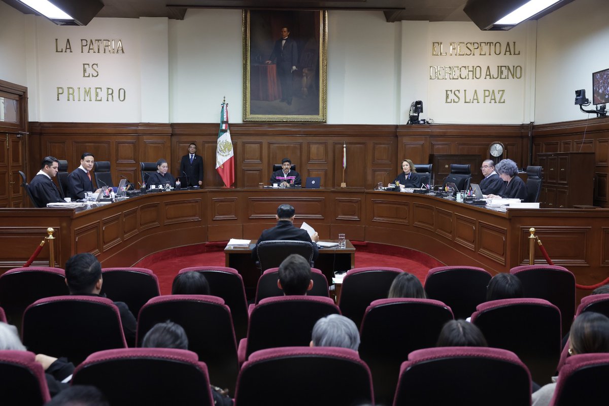 SCJN's tweet photo. 🚨#ÚltimaHora | La #SCJN determinó que el Congreso de Chihuahua deberá actualizar su legislación para armonizarla con la Constitución Política Federal en materia de nepotismo electoral e incorporar la injerencia extranjera como causa de nulidad de una elección.

🗳️ El Pleno validó que una elección pueda anularse cuando se acrediten hechos de delincuencia permanente o sistemática que hayan influido en el proceso electoral, siempre que sean graves, dolosos y determinantes para el resultado.

⚖️ La Corte invalidó las reglas que permitían sancionar a personas aspirantes, precandidatas o candidatas por actos ilícitos cometidos por terceros, al considerar que nadie puede ser responsable por conductas ajenas.

📌 También declaró inválida la pérdida automática del derecho a ser registrada como candidata o la cancelación del registro. La autoridad electoral deberá analizar las circunstancias de cada caso para imponer una sanción proporcional.

📄 Acción de Inconstitucionalidad 96 y sus acumuladas 97, 99 y 103, todas del 2026.