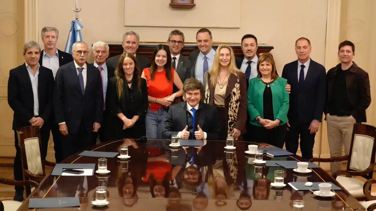 TugoNews's tweet photo. La Corte Suprema esperó a que baje la espuma para habilitar la venta de tierras a extranjeros y dejar contento a Milei para entregarnos con moño a sus amigos Trump y Netanyahu, traidores a la patria. El cáncer de este país son todos estos: https://t.co/LiSaggEf3o