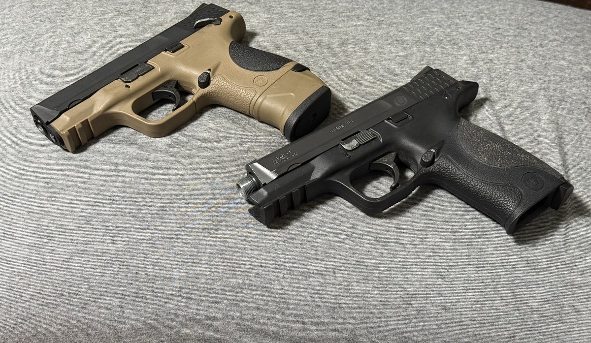 kumaneemo's tweet photo. m&amp;pのフレームにコンパクトスライド載せてG45のm&amp;p版を作ろうとして、おおっ？いけるじゃん！
余ったダストカバー切るかコンペ載せるかって悩んでいたのも束の間。
　スライドリリース位置にスライド引けない事が発覚し、やばいバラせなくなっちゃった事案が発生。
　逆に何故入っちゃったも気になる https://t.co/HVKS330r5c