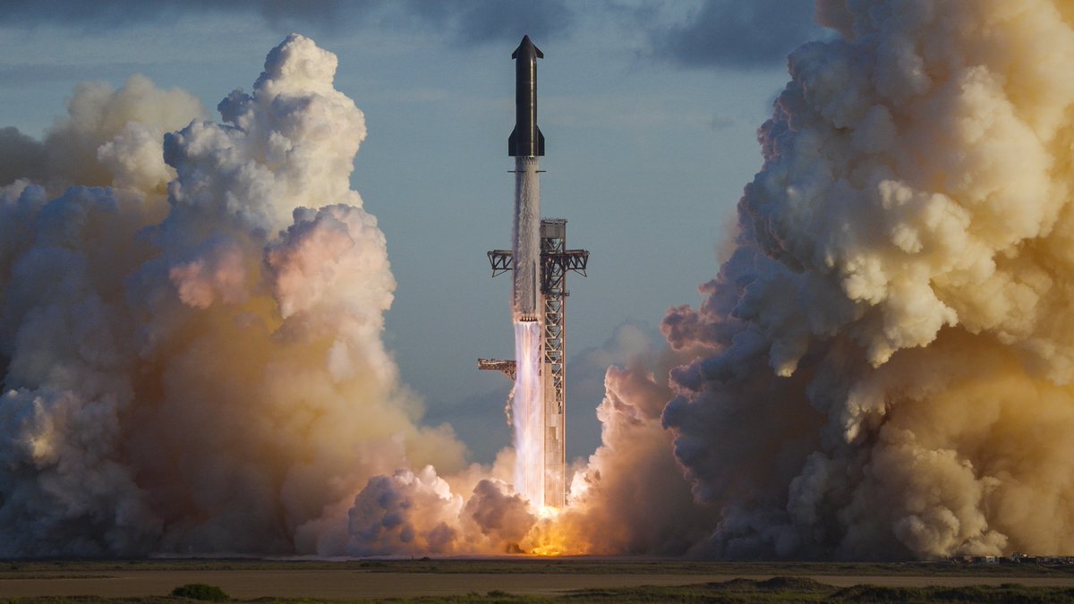TeslaAIBot's tweet photo. The SpaceX Starship will literally launch humanity into the future! 🚀🚀��

Thank you @elonmusk &amp; everyone who has worked on this throughout the years 🫶 https://t.co/SbQtVhPGAM