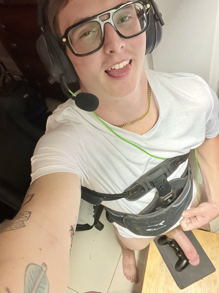 TommyDaBull813's tweet photo. Would you throat my big cock while I play Fortnite? A wet mouth is always welcome. https://t.co/wuHwkGUfQm