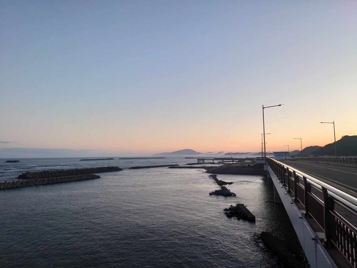 rumitof's tweet photo. 寒い。
この後また暑さがぶり返すって本当？

大河津分水は見事な滝雲。
散歩後に山を越えて内陸(越後平野)に入ったら霧に覆われていました。
そんな視界が悪い中、ライトを点灯せずに走行している車がちらほら。
◯んでしまえ。 https://t.co/XRazsMvGUm