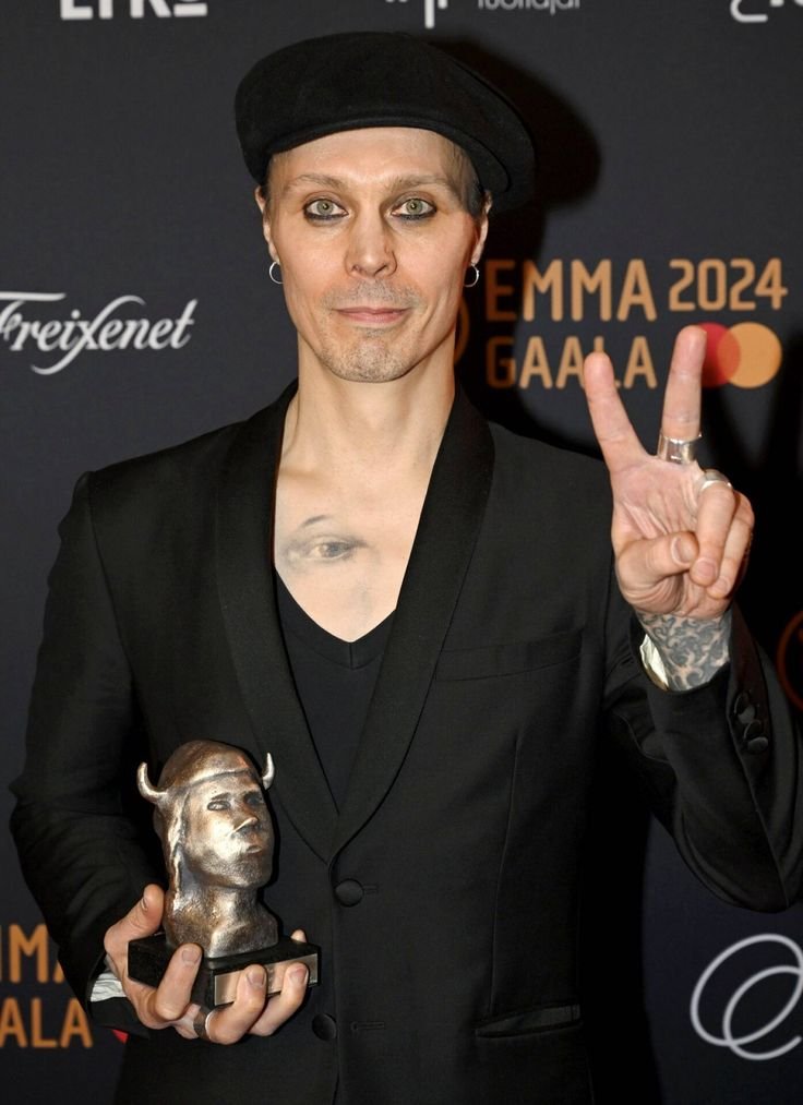 acervillevalo's tweet photo. 🚨 FAKE NEWS: a informação de que Ville Valo estaria planejando uma colaboração com Taylor Swift é FALSA. Até porque ele jamais nos daria esse desgosto. https://t.co/dO60Q77edM