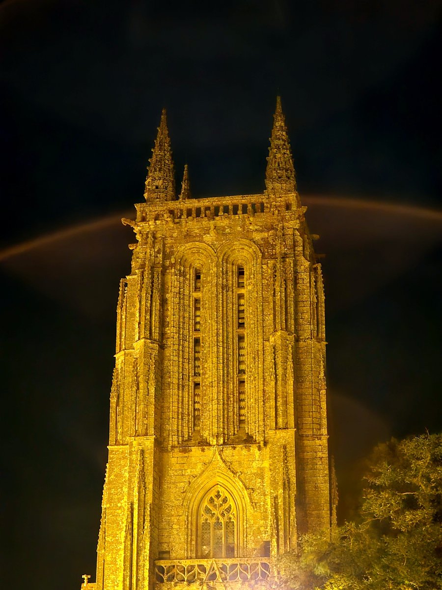LaetitiaWilfert's tweet photo. On s’agrippe lumineusement 
/ Cathédrale de Carhaix 
Finistère https://t.co/7MtnJCOZp2