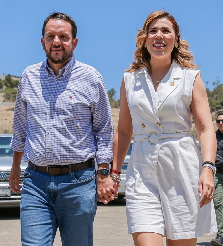 Juan_OrtizMX's tweet photo. 🗳️📌 MARINA DEL PILAR SE DESLINDA DE CARLOS TORRES: ESTOY LEGALMENTE DIVORCIADA

Pero las fechas no cuadran.

Estados Unidos sancionó a Carlos Torres, exesposo de la gobernadora de Baja California, Marina del Pilar.

El Departamento del Tesoro lo acusa de usar su influencia política para facilitar operaciones del Cártel de Sinaloa y protegerlas de las autoridades.

El gobierno estatal respondió que Marina está legalmente divorciada. 

Y que no tiene relación financiera ni administrativa con Torres.

Pelo que no dicen es que Estados Unidos le retiró la visa a Carlos Torres en mayo de 2025.

En ese momento todavía era esposo de Marina del Pilar.

Y ella salió públicamente a defenderlo.

“Mi respaldo hacia él no es solo personal, es moral y es político”, escribió entonces.

Ahora el Departamento del Tesoro revela que aquella visa fue revocada por su presunta afiliación y trabajó para el Cártel de Sinaloa. 

El divorcio llegó meses después, en octubre de 2025.