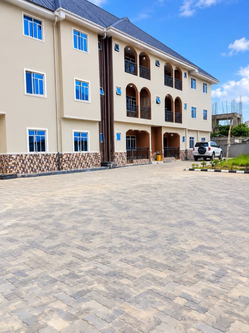 egbuna_samuel's tweet photo. FOR SALE.
Price review: from #280M to #170M net

Distress Commercial house for sale.

Description...6 units of well furnished 3 bedroom flats..

Size of land...2 plots...

Title...deed of conveyance..

Location..
Number 8 old road...Nekede, owerre..

Please call.
08138775799 https://t.co/KTmxLNG5oI