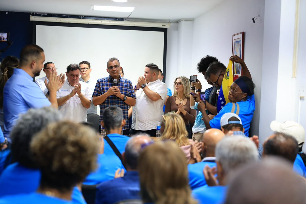 ventebolivar's tweet photo. Bienvenido a tu país, con tu gente. Douglas Rodríguez, coordinador general de Vente Bolívar, se reencontró con sus compañeros de lucha que lo esperaban con la misma convicción de siempre. #VenteBolivar #VenteVenezuela #Bolivar https://t.co/FtNtpNlPou