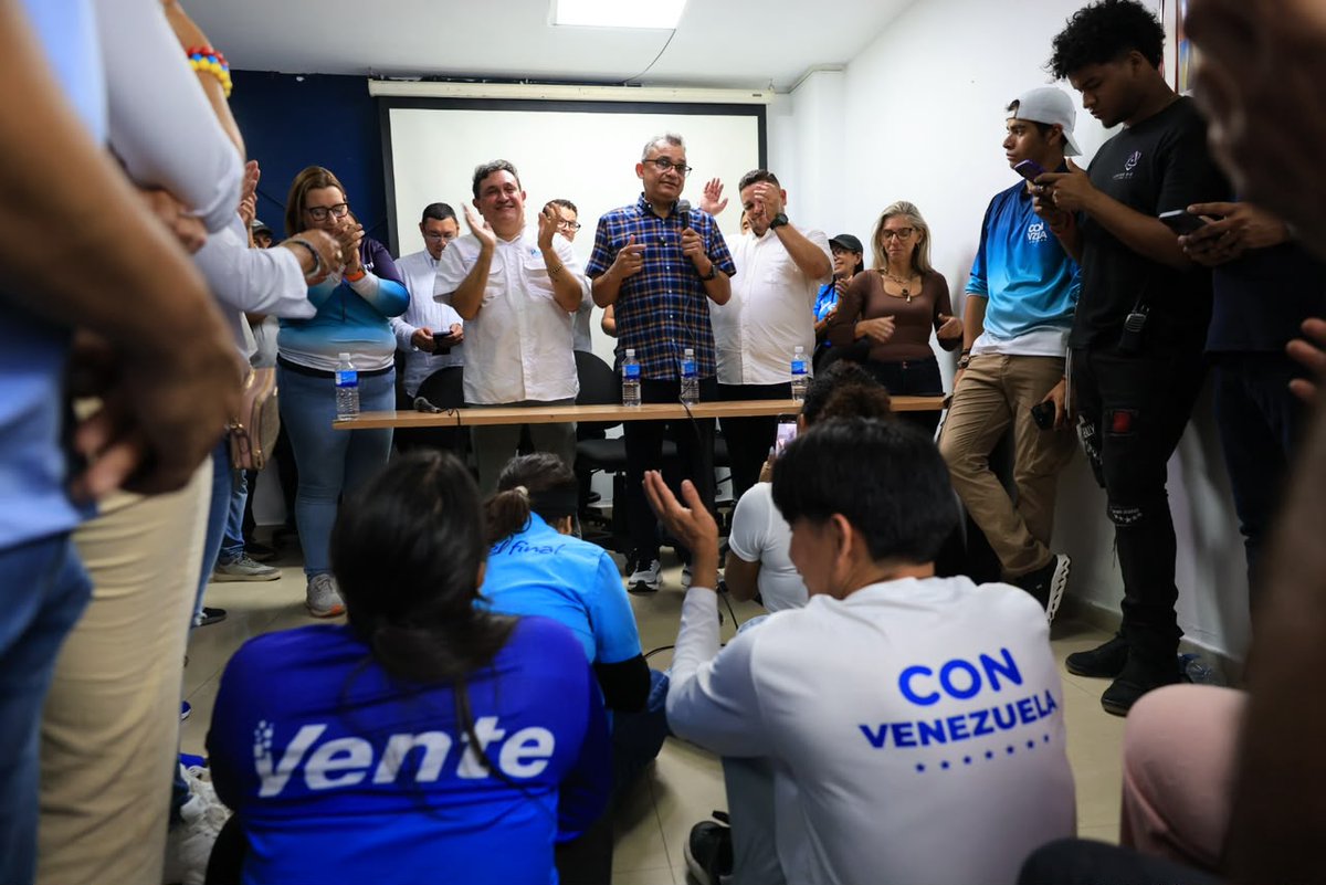 ventebolivar's tweet photo. Bienvenido a tu país, con tu gente. Douglas Rodríguez, coordinador general de Vente Bolívar, se reencontró con sus compañeros de lucha que lo esperaban con la misma convicción de siempre. #VenteBolivar #VenteVenezuela #Bolivar https://t.co/FtNtpNlPou